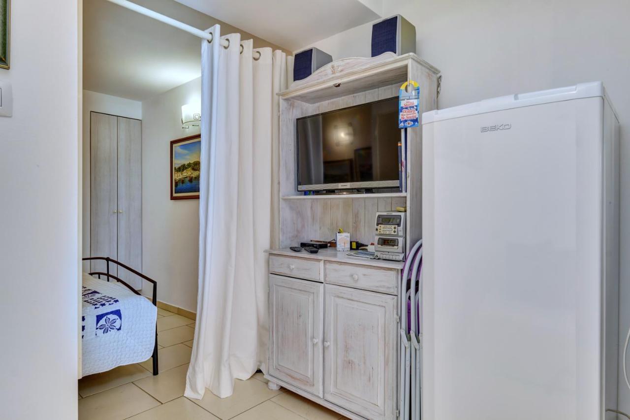 Apartment Neno - Terrace & Parking Veli Losinj Bagian luar foto